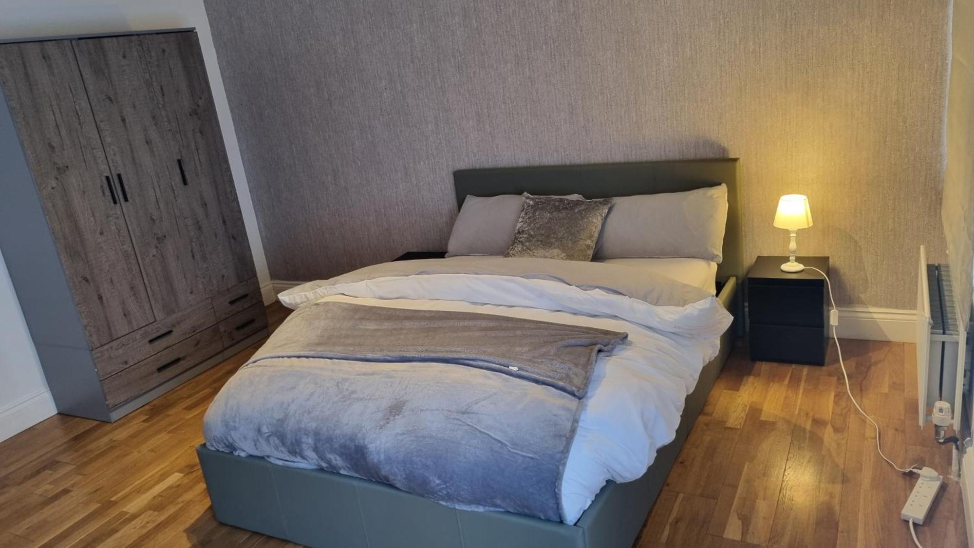 Cheerful 4 Bedroom Apartment Eltham
