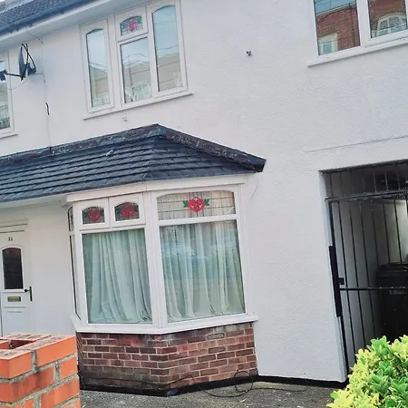 Cheerful 4 Bedroom Eltham Exterior photo